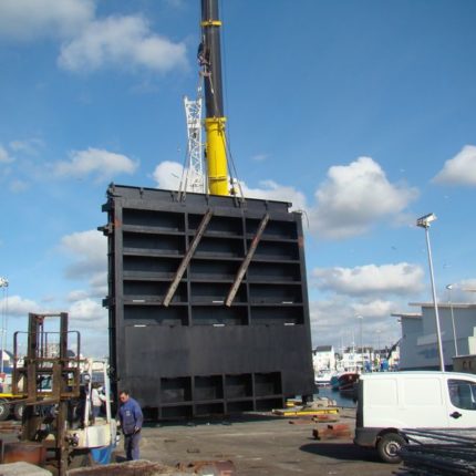 Grutage de la porte anti-tempête